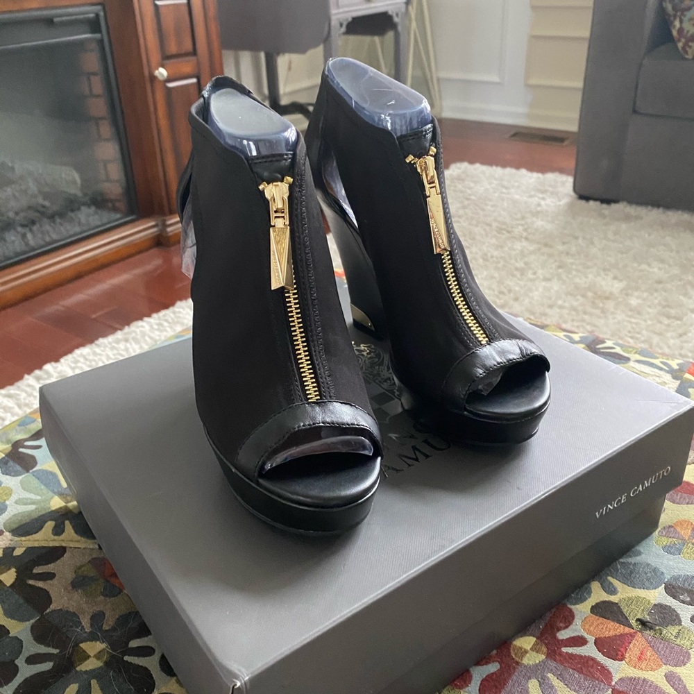 Vince Camuto Black wedge ~ Super stylish